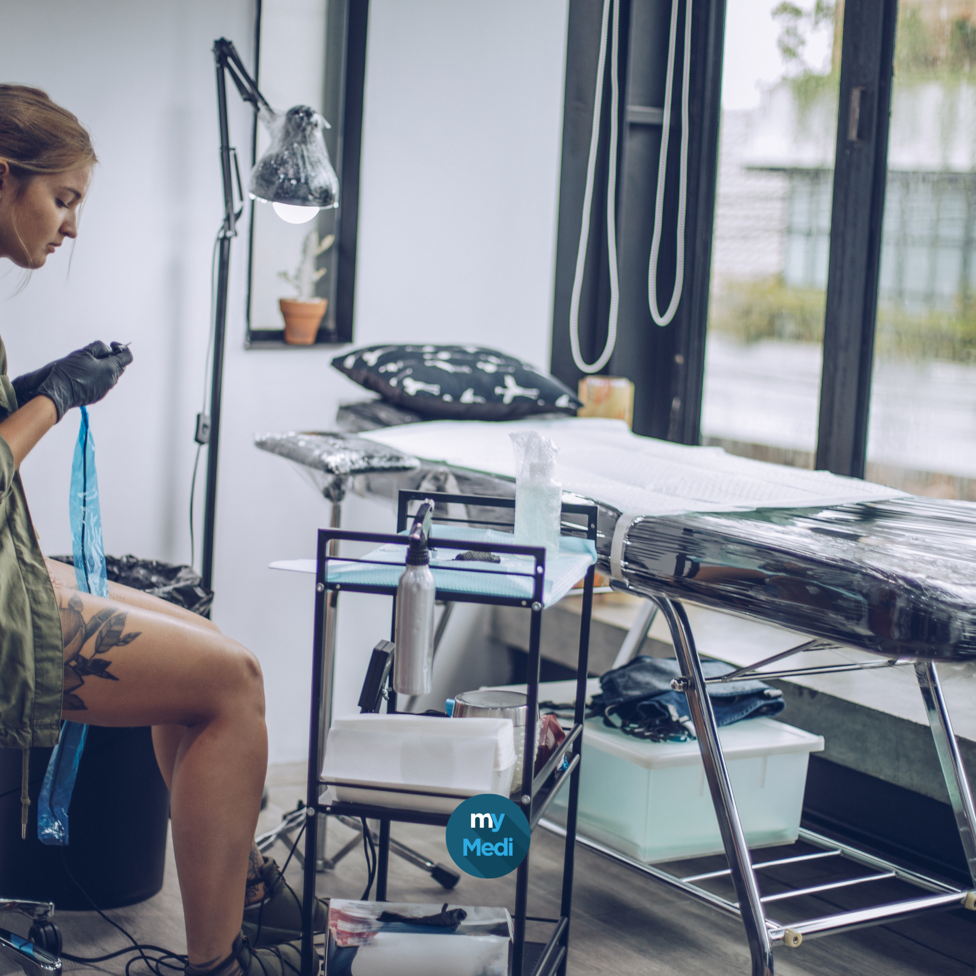 Guéridons et autres mobiliers pour tatoueurs