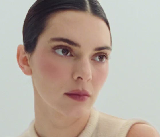 Charger la vidéo : TheraFace Mask Glo - soin du visage - luminothérapie LED - Therabody